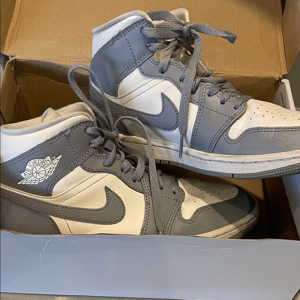 Nike Women’s Air Jordan 1 Mid Size 6.5